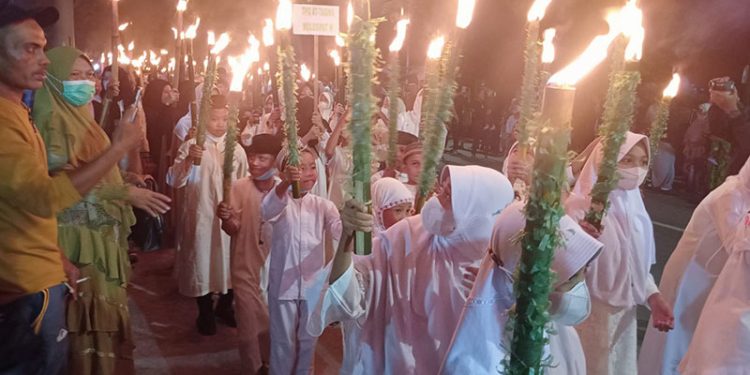 Kegiatan pawai obor yang dilaksanakan Remamuda Kelurahan Molosifat W, Kecamatan Kota Barat, Kota Gorontalo, menyambut malam Nuzulul Quran, Sabtu (16/4/2022). (fahrun/gopos)