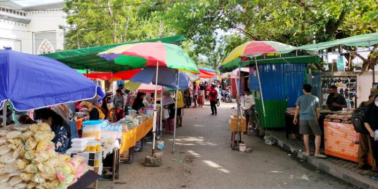 Puluhan pedagang Takjil dari berbagai jenis panganan di bulan suci Ramadhan ini terlihat memadati kawasan menara Limboto mulai dari pukul 16:00 WITA di Kecamatan Limboto, Kabupaten Gorontalo. (Foto: Putra/Gopos)