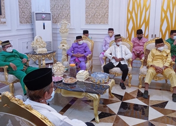 Ketua Komisi B DPRD Kota Gorontalo, Alwi Podungge (pakaian takowa ungu), menghadiri Motenggeyamo, bersama Pemerintah Kota Gorontalo, di rumah dinas Walikota Gorontalo.(Foto Sari)