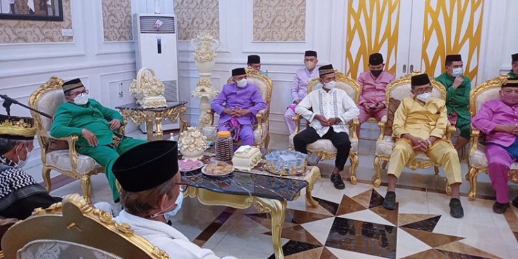 Ketua Komisi B DPRD Kota Gorontalo, Alwi Podungge (pakaian takowa ungu), menghadiri Motenggeyamo, bersama Pemerintah Kota Gorontalo, di rumah dinas Walikota Gorontalo.(Foto Sari)