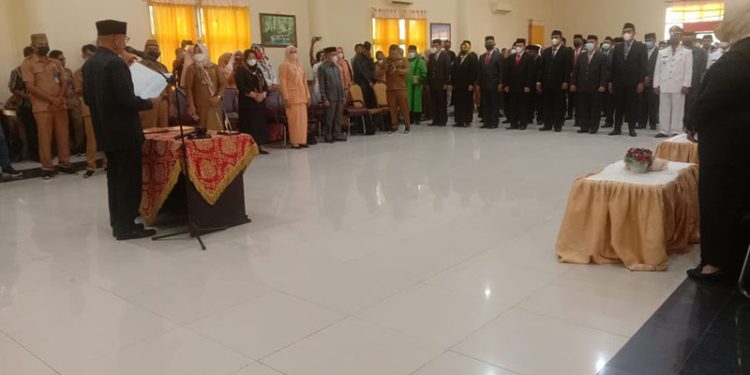 Bupati Pohuwato, Saipul Mbuinga memimpin sumpah Janji ASN, di Gedung Panua Kantor Bupati Pohuwato, Senin 11/04/2022 (Istimewa)