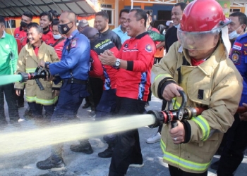 Wakil Bupati Gorontalo, Hendra S Hemeto saat menghadiri  Pembentukan dan Pelatihan Relawan Pemadam Kebakaran (REDKAR) Badan Penanggulangan Bencana Daerah Kabupaten Gorontalo, di Kantor BPBD Kabupaten Gorontalo, Jumat (1/4/2022). (Foto: Istimewa)