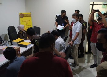 Pelimpahan perkara bersama tersangka dan barang bukti perkara investasi bodong FX Family oleh Ditreskrimsus Polda Gorontalo ke Kejari Gorontalo, Kamis (14/4/2022). (Humas Polda Gorontalo)