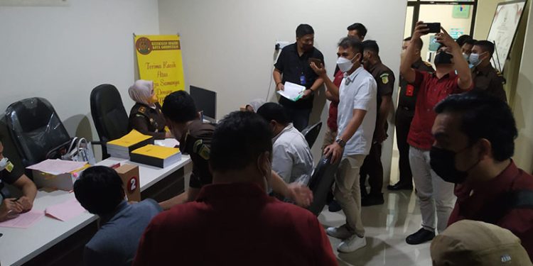 Pelimpahan perkara bersama tersangka dan barang bukti perkara investasi bodong FX Family oleh Ditreskrimsus Polda Gorontalo ke Kejari Gorontalo, Kamis (14/4/2022). (Humas Polda Gorontalo)