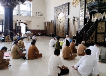 Pemkab Gorontalo Galakkan Kegiatan Ibadah di Bulan Ramadan. Kegiatan kajian dan ceramah berlangsung di Masjid Agung Baiturahman Limboto, Kabupaten Gorontalo. Senin (4/4/2022). (Foto: Putra/Gopos)