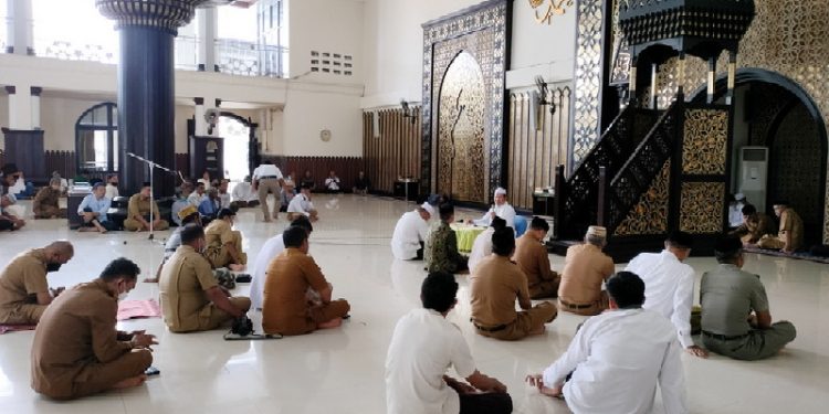 Pemkab Gorontalo Galakkan Kegiatan Ibadah di Bulan Ramadan. Kegiatan kajian dan ceramah berlangsung di Masjid Agung Baiturahman Limboto, Kabupaten Gorontalo. Senin (4/4/2022). (Foto: Putra/Gopos)