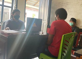 Kanit reskrim Polsek Kota Tengah, Bripka Andi Diningrat sedang melakukan pemeriksaan terhadap terduga pelaku pencurian AC alias Andri, Kamis (7/4/2022) foto : istimewa.