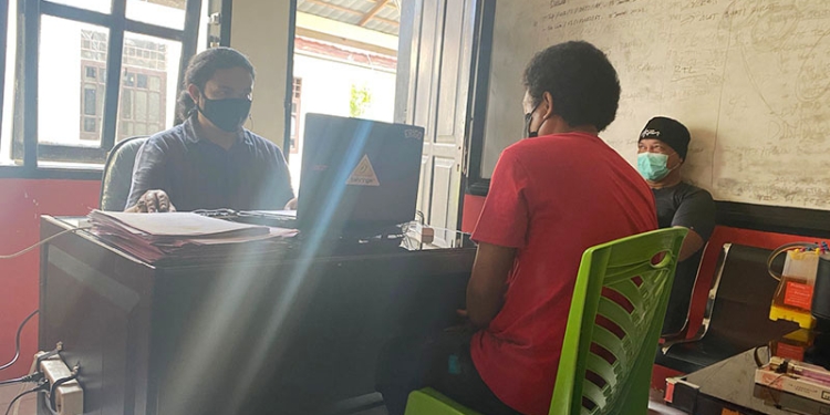 Kanit reskrim Polsek Kota Tengah, Bripka Andi Diningrat sedang melakukan pemeriksaan terhadap terduga pelaku pencurian AC alias Andri, Kamis (7/4/2022) foto : istimewa.