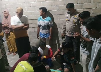 Sejumlah warga bersama aparat Kepolisian mengevakuasi korban ke rumah keluarganya untuk disemayamkan. (istimewa)