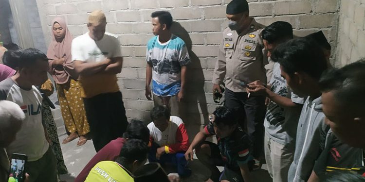 Sejumlah warga bersama aparat Kepolisian mengevakuasi korban ke rumah keluarganya untuk disemayamkan. (istimewa)