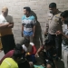 Sejumlah warga bersama aparat Kepolisian mengevakuasi korban ke rumah keluarganya untuk disemayamkan. (istimewa)