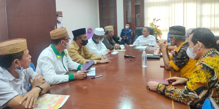 Rapat penentuan zakat fitrah bulan  suci Ramadan 1443 Hujriah,  di ruang  kerja sekda kota Gorontalo, Rabu (6/4/2022). Foto : Humas Pemkot.