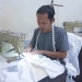 Djonis Bahuwa, salah seorang penjahit pakaian sedang merampungkan orderan pakaian yang diterimanya. (Farun/gopos)