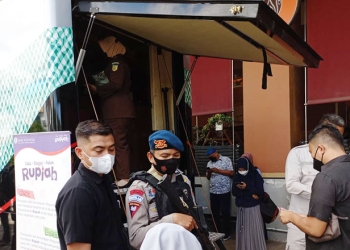 Layanan kas keliling untuk penukaran uang pecahan kecil yang dilaksanan KPw Bank Indonesia Provinsi Gorontalo di halaman Citimall Gorontalo, Kamis (7/4/2022). (hasan/gopos)
