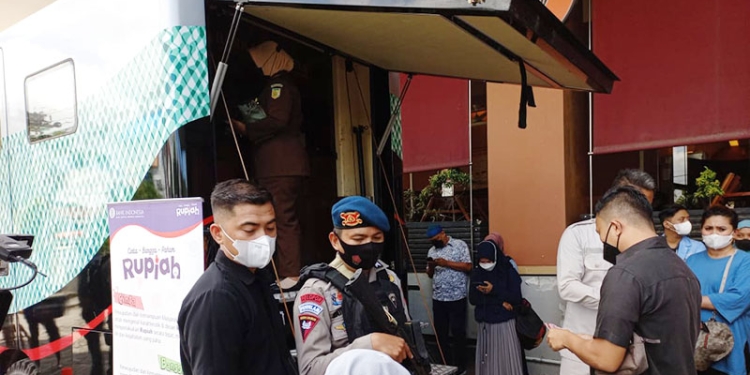 Layanan kas keliling untuk penukaran uang pecahan kecil yang dilaksanan KPw Bank Indonesia Provinsi Gorontalo di halaman Citimall Gorontalo, Kamis (7/4/2022). (hasan/gopos)