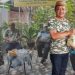 Anggota DPRD Kota Gorontalo, Irwan Hunawa ketika menyalurkan paket sembako kepada masyarakat.