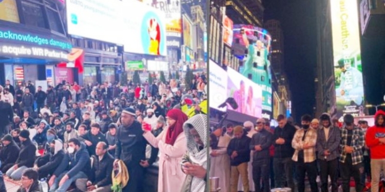 Umat Muslim New York Gelar Tarawih Berjamaah di Times New Square. Suara.com)