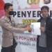 Polda Gorontalo Salurkan Bantuan PKL dan Nelayan di Dua Kabupaten. (Foto: Humas Polda Gorontalo)
