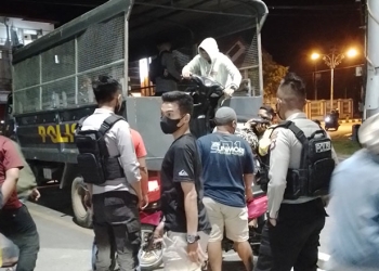 Personil Polres Gorontalo Kota mengamankan empat remaja yang terlibat aksi balap liar di Kota Gorontalo beserta tiga unit sepeda motor, Sabtu (9/4/2022). (Humas Polres Gorontalo Kota)