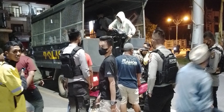 Personil Polres Gorontalo Kota mengamankan empat remaja yang terlibat aksi balap liar di Kota Gorontalo beserta tiga unit sepeda motor, Sabtu (9/4/2022). (Humas Polres Gorontalo Kota)