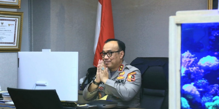 Kepala Divisi Humas Polri Irjen Dedi Prasetyo saat mengikuti kegiatan dialog penguatan internal Polri atau Webinar Series. (Humas Polri)