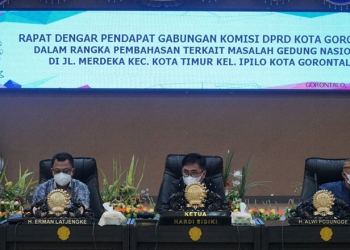 foto : Pimpinan dan anggota Dewan Perwakilan Rakyat Dearah (DPRD) Kota Gorontalo, melaksanakan rapat dengar pendapat (RDP) gabungan komisi A, B dan C, dalam rangka pembahasan terkait persoalan gedung 
Nasional di Jalan Merdeka, Kelurahan Ipilo, Kecamatan Kota Timur Kota Gorontalo.