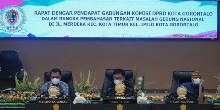 foto : Pimpinan dan anggota Dewan Perwakilan Rakyat Dearah (DPRD) Kota Gorontalo, melaksanakan rapat dengar pendapat (RDP) gabungan komisi A, B dan C, dalam rangka pembahasan terkait persoalan gedung 
Nasional di Jalan Merdeka, Kelurahan Ipilo, Kecamatan Kota Timur Kota Gorontalo.