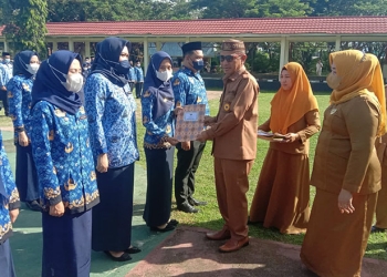 Bupati Pohuwato, Saipul Mbuinga, menyerahkan SK kepada CPNS dan PPPK di lingkungan Pemkab Pohuwato.(istimewa)