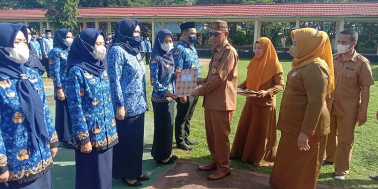 Bupati Pohuwato, Saipul Mbuinga, menyerahkan SK kepada CPNS dan PPPK di lingkungan Pemkab Pohuwato.(istimewa)