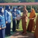 Bupati Pohuwato, Saipul Mbuinga, menyerahkan SK kepada CPNS dan PPPK di lingkungan Pemkab Pohuwato.(istimewa)