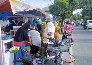 Sejumlah warga memadati penjual takjil untuk menyiapkan sajian buka puasa. Ramadan 1443H menjadi momen berharga bagi para penjual takjil untuk mengais rezeki.(Farun/gopos)
