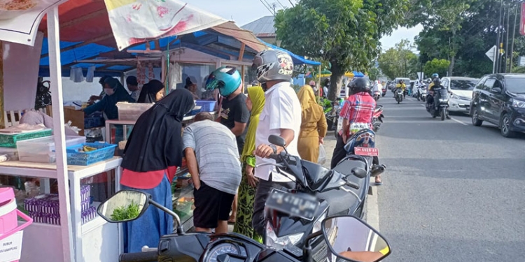 Sejumlah warga memadati penjual takjil untuk menyiapkan sajian buka puasa. Ramadan 1443H menjadi momen berharga bagi para penjual takjil untuk mengais rezeki.(Farun/gopos)