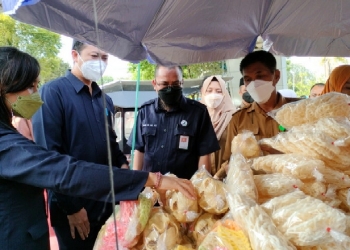 Balai Pengawasan Obat dan Makanan (BPOM) Gorontalo melaksanakan intensifikasi pangan di Kawasan Menara Limboto dan Limboto Barat Kabupaten Gorontalo, Senin (4/4/2022). (Foto: Putra/Gopos)