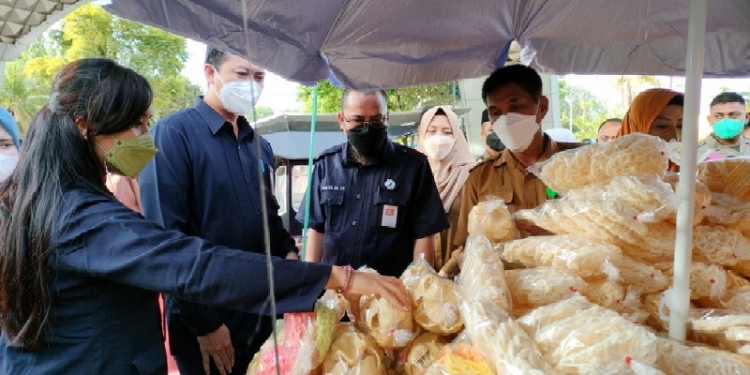Balai Pengawasan Obat dan Makanan (BPOM) Gorontalo melaksanakan intensifikasi pangan di Kawasan Menara Limboto dan Limboto Barat Kabupaten Gorontalo, Senin (4/4/2022). (Foto: Putra/Gopos)