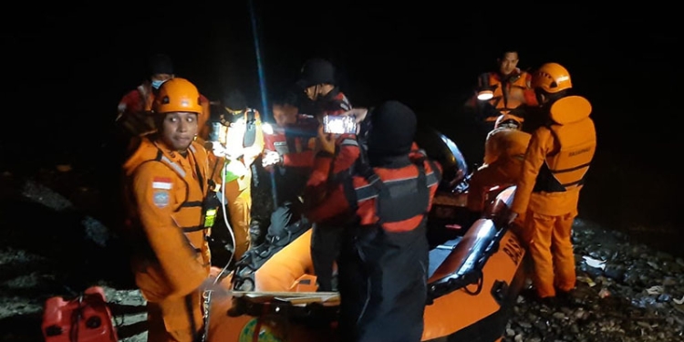 Tim SAR gabungan sedang melakukan pencarian nelayan hilang di Laut Leato Utara, Kecamatan Dumbo Raya, Kota Gorontalo. Sabtu (2/4/2022). Foto : Humas SAR
