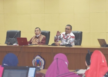 Rektor UNG, Eduart Wolok memberiksan sambutan dalam worksho penyiapan akreditasi prodi unggul menuju UNG dengan predikat akreditasi unggul (Dok. UNG)