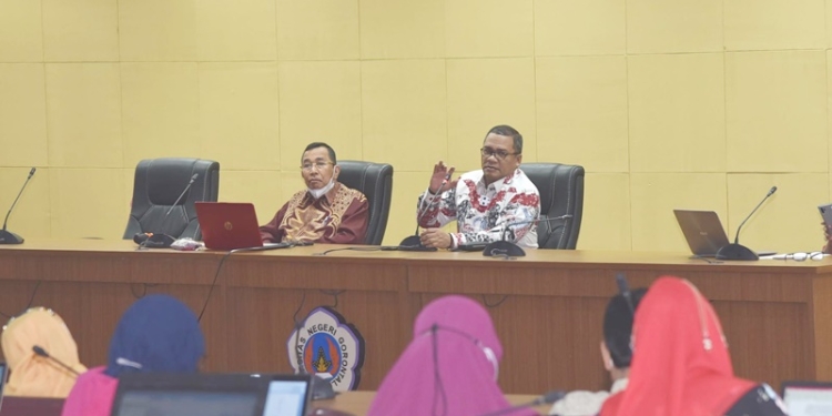 Rektor UNG, Eduart Wolok memberiksan sambutan dalam worksho penyiapan akreditasi prodi unggul menuju UNG dengan predikat akreditasi unggul (Dok. UNG)