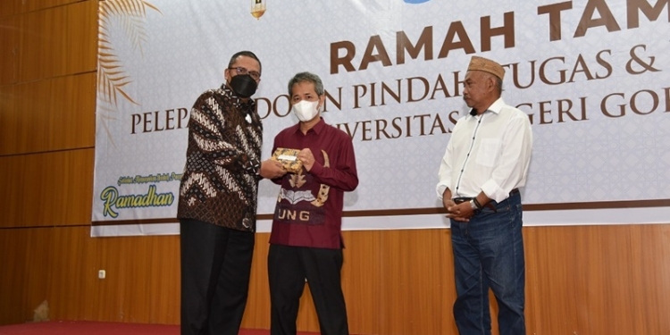 Rektor UNG Lepas Dosen Pindah Tugas dan Tendik Purna Bakti