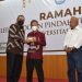 Rektor UNG, Eduart Wolok berpose bersama dosen pindah tugas dan Tendik Purna Bakti (Dok. UNG)