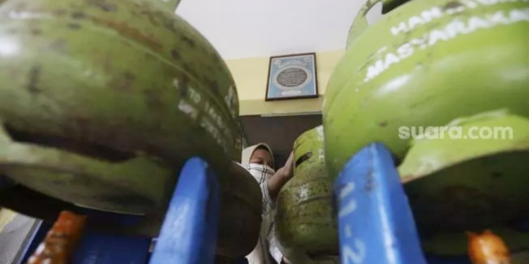 Pedagang menata tabung gas LPG 3 kilogram.(suara.com)