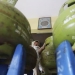 Pedagang menata tabung gas LPG 3 kilogram.(suara.com)