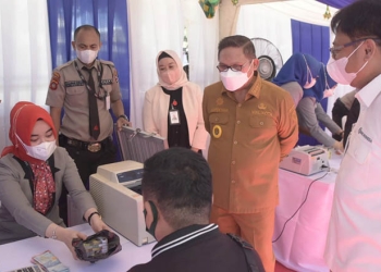 Wali Kota Gorontalo, Marten Taha, didampingi Kepala Perwakilan BI Gorontalo, Ronny Widijarto Purubaskoro, meninjau penukaran uang pecahan kecil yang disediakan KPw Bank Indonesia Gorontalo dan perbankan, di lapangan Taruna Remaja, Kota Gorontalo. Senin (25/4/2022). Foto : Humas