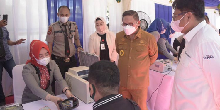 Wali Kota Gorontalo, Marten Taha, didampingi Kepala Perwakilan BI Gorontalo, Ronny Widijarto Purubaskoro, meninjau penukaran uang pecahan kecil yang disediakan KPw Bank Indonesia Gorontalo dan perbankan, di lapangan Taruna Remaja, Kota Gorontalo. Senin (25/4/2022). Foto : Humas