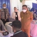 Wali Kota Gorontalo, Marten Taha, didampingi Kepala Perwakilan BI Gorontalo, Ronny Widijarto Purubaskoro, meninjau penukaran uang pecahan kecil yang disediakan KPw Bank Indonesia Gorontalo dan perbankan, di lapangan Taruna Remaja, Kota Gorontalo. Senin (25/4/2022). Foto : Humas