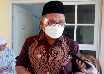 Wali Kota Gorontalo, Marten Taha, Usai mengikuti rapat evaluasi serapan dana PEN di Aula Kantor Wali Kota Gorontalo, Kamis (7/4/2022). Foto : Sari/gopos