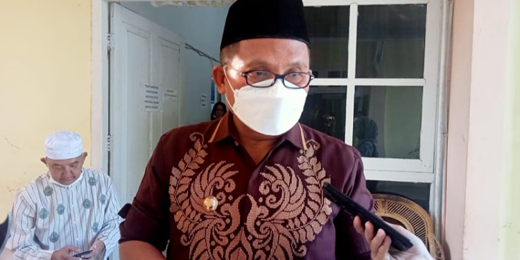 Wali Kota Gorontalo, Marten Taha, Usai mengikuti rapat evaluasi serapan dana PEN di Aula Kantor Wali Kota Gorontalo, Kamis (7/4/2022). Foto : Sari/gopos