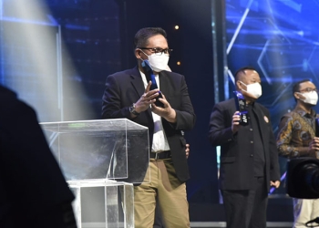 Wali Kota Gorontalo, Marten Taha, ketika menerima penghargaan DIA 2022, Kamis malam (31/3/2022)  di MNC Tower.  Foto : Humas Pemkot