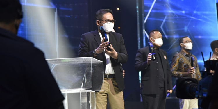 Wali Kota Gorontalo, Marten Taha, ketika menerima penghargaan DIA 2022, Kamis malam (31/3/2022)  di MNC Tower.  Foto : Humas Pemkot