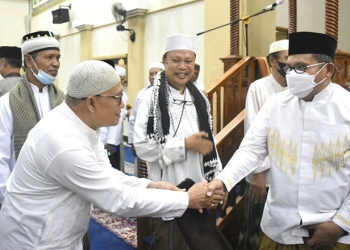 Wali Kota Gorontalo, Marten Taha usai melaksanakan sholat tarawih berjamaah di masjid agung baiturahim kota Gorontalo, Sabtu (2/4/2022). Foto: Humas