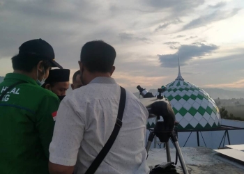 Ilustrasi pemantauan hilal oleh Tim rukyatul Hilal (muhajir/gopos)
